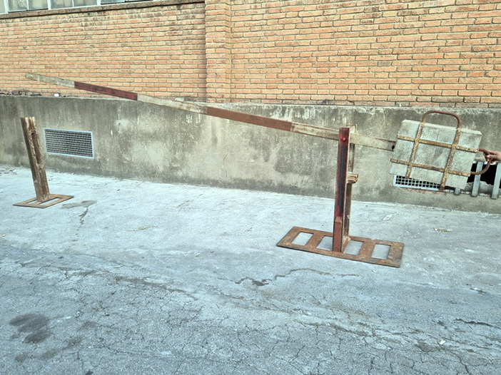 barrera paso parking tren aduana basculante metal contrapeso hormigon 130x500x52 1u